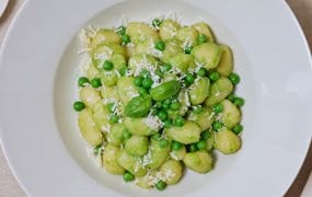 Basilikum-Erbsen-Pesto mit Gnocchi | iglo