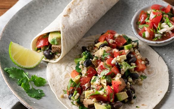 Broccoli-Buchweizen-Burrito auf Teller