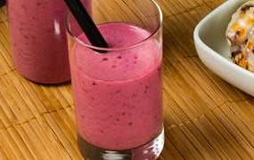 Beeren Lassi erfrischt, schmeckt und ist gesund.