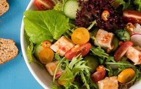 Rezept: Bunter Salat mit Chili Fisch Würfel