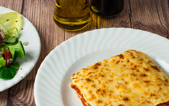 Salat und Lasagne – eine ideale Kombination