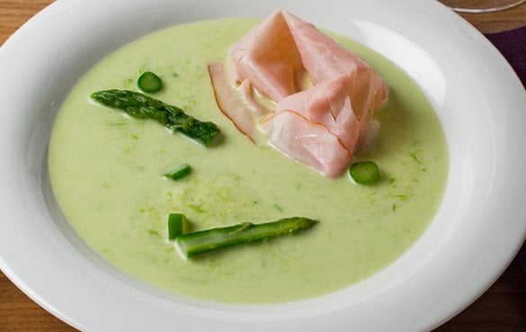 Spargelcremesuppe mit Schinkenstückchen
