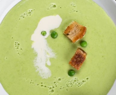 Erbsensuppe auf Teller