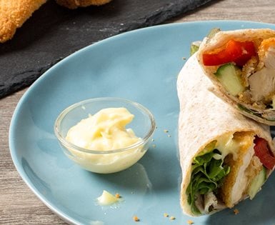 Wrap mit Geflügel auf Teller