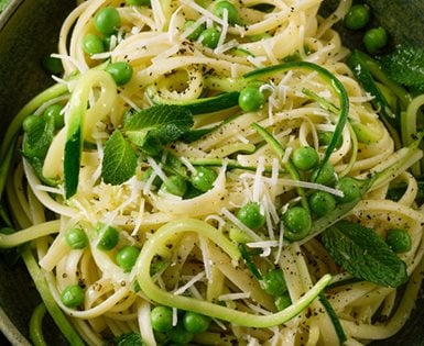 Pasta mit Erbsen auf Teller