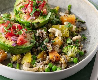 Quinoa-Salat mit Avocado auf Teller