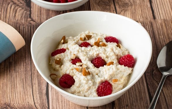 Couscous Porridge mit Himbeeren – ideal als Snack zwischendurch oder zum Frühstück!