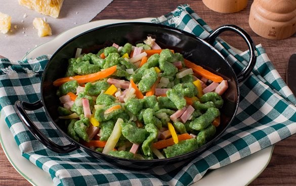 Spinat-Nockerl mit Schinken und Streifengemüse