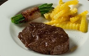 Iglo Steak mit Fisolen im Speckmantel