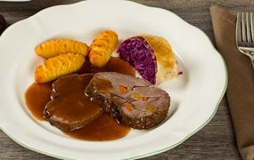 Iglo Wildschweinbraten mit Kroketten und Rotkrautstrudel