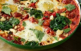 Genießen Sie Shakshuka mit Spinat