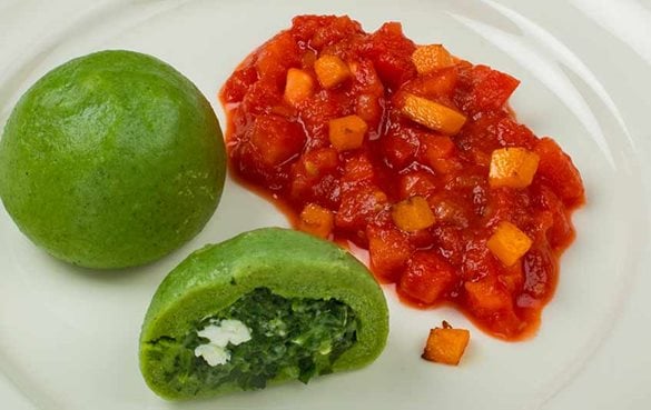Iglo Spinat Feta Knödel auf Tomaten Kürbisragout