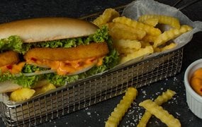 Iglo Fischstäbchen Hot Dog mit Cocktail Sauce