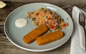 Iglo Fischstäbchen mit Zitronen Couscous und Sour Cream Sauce