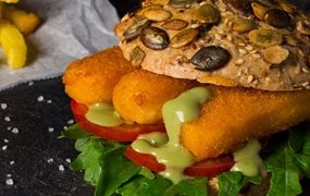 Iglo Steirischer Fischstäbchen Burger mit Kräuter Knoblauch Sauce