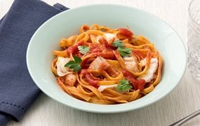 Tagliatelle und Scholle mit Tomaten-Ragout auf Teller