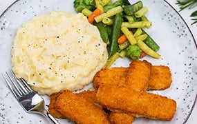 Fischstäbchen mit Kartoffelpüree