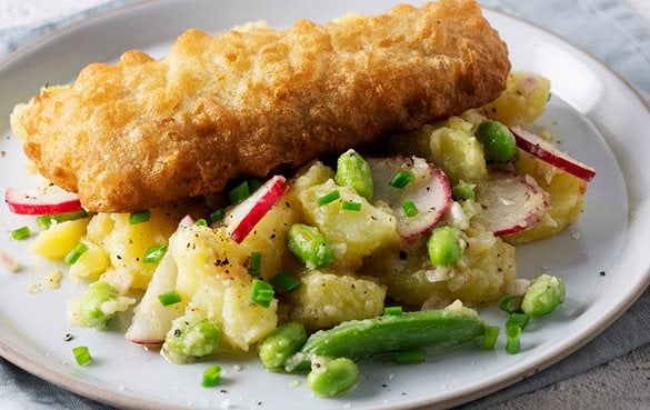 Backfisch mit Kartoffelsalat auf Teller