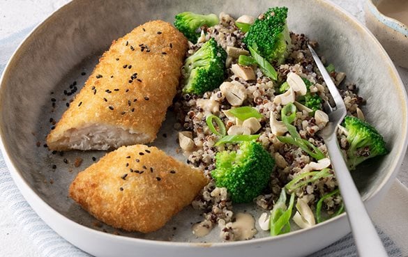 Quinoa-Broccoli-Salat und panierter Dorsch auf Teller