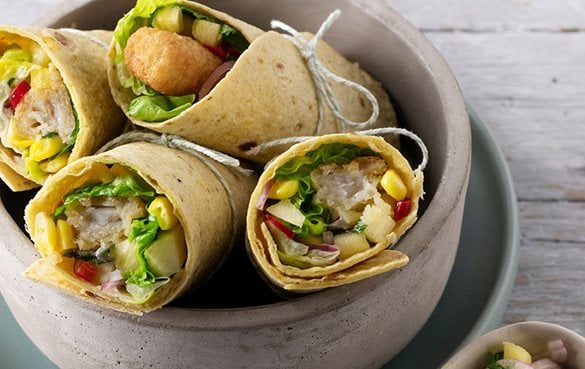 Fischstäbchen-Wraps in Schüssel