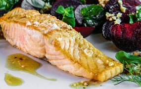 Lachsfilet mit roten Rüben auf Teller