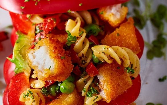 Paprika mit Fischstäbchen und Pasta gefüllt