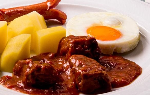 Echtes Fiaker Gulasch mit Rindfleisch und Würstchen