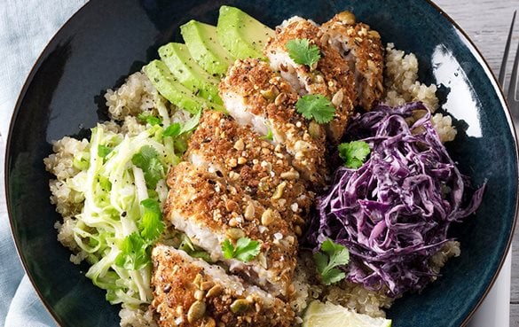 Quinoa-Bowl mit Knusperfisch auf Teller