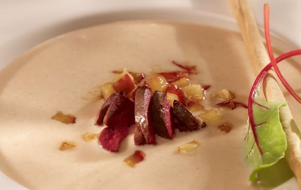 Maronisuppe mit Putenwürfeln und Äpfeln