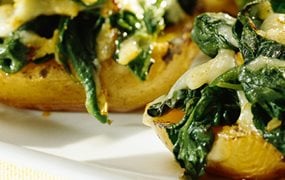 Erdäpfel mit Spinat und Käse gratiniert aus dem Ofen