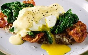 Eggs Benedict mit Speck und Spinat