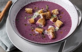 Rotkraut-Orangen-Suppe mit Croutons in Schüssel