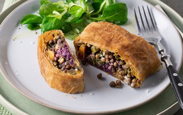 Strudel mit Rotkraut und Linsen auf Teller