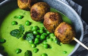 Erbsen-Kokossuppe mit Falafel