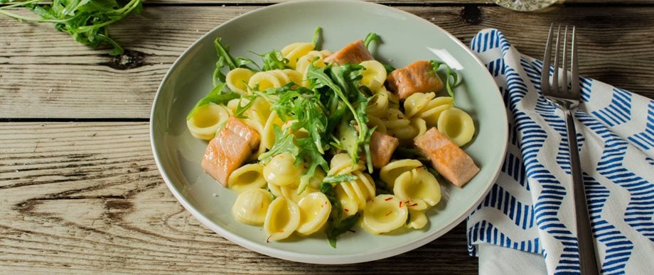 Wildlachs auf Orecchiette mit Safran Sauce und Rucola | iglo
