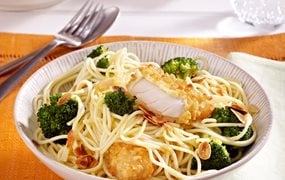  filegro crunchnfisch mit broccoli spaghetti in mandelbutter gebraten