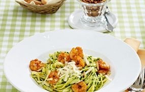 bandnudeln mit spinat pesto und paprika garnelen
