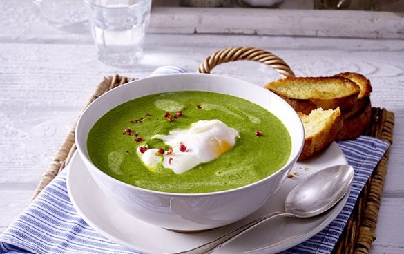 rahm spinat suppe mit pochiertem ei