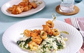 spinat risotto mit garnelen lachs spiess
